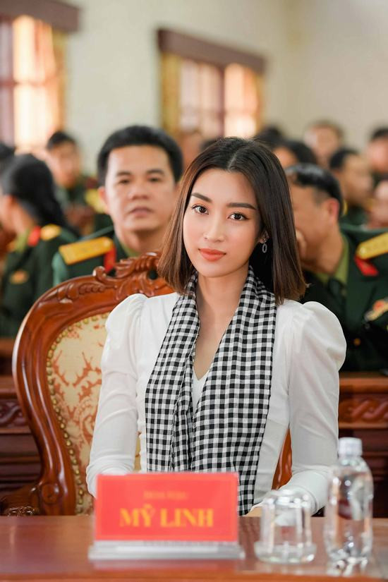 Hoa hậu Mỹ Linh, Huyền My xinh đẹp nổi bật giữa các chiến sĩ Lục Quân