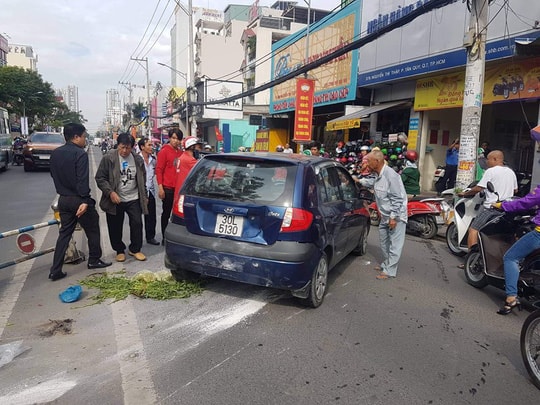 Cụ ông lái thử ô tô, tông hàng loạt xe máy khiến 3 người bị thương