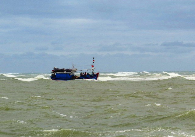 Cứu nạn thành công 10 ngư dân Bình Định bị chìm tàu ngoài khơi 