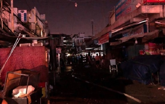 TP HCM: Cháy nhà sát chợ Nguyễn Văn Trỗi, tiểu thương hốt hoảng di dời đồ đạc