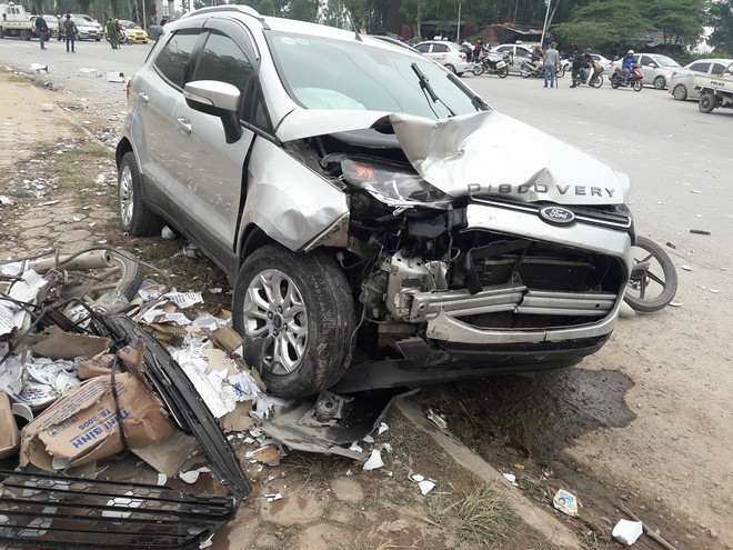 Hà Nội: Ô tô “điên” gây tai nạn, 4 người thương vong