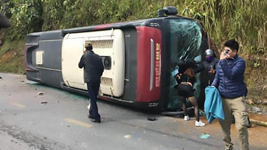 Lào Cai: Xe khách bị lật đè chết người đi đường