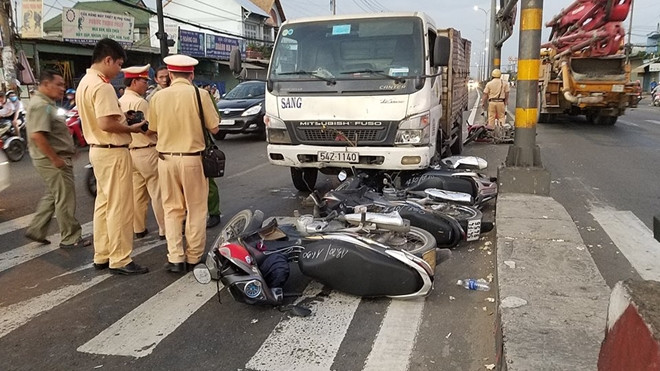 Xe tải húc văng hàng loạt xe máy trên giao lộ, nhiều người bị thương