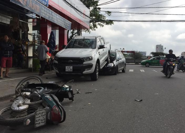 Xe “điên” đi lùi gây tai nạn hàng loạt tại trung tâm thành phố