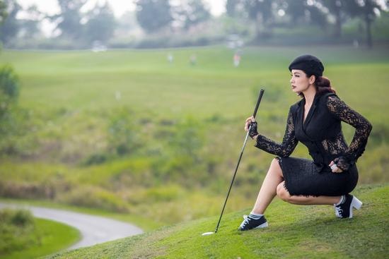 Thúy Hằng – Thúy Hạnh sang chảnh với thời trang golf thế kỷ 19