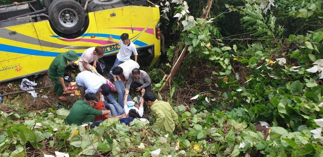 Vụ xe khách lao xuống vực đèo Hải Vân: Một nạn nhân đã tử vong