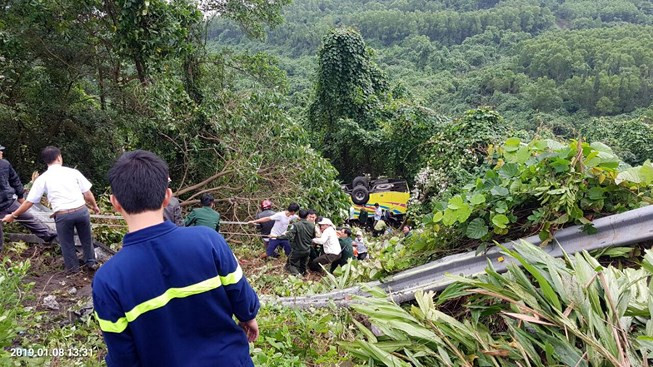 Xe khách rơi xuống đèo Hải Vân, 23 người bị nạn