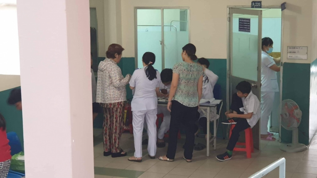 TP.HCM: 15 học sinh nhập viện nghi ngộ độc trà sữa