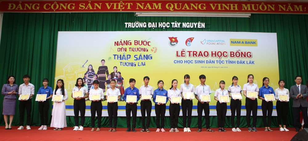 Nam A Bank và Hoa hậu H’Hen Niê trao học bổng tại Đắk Lắk