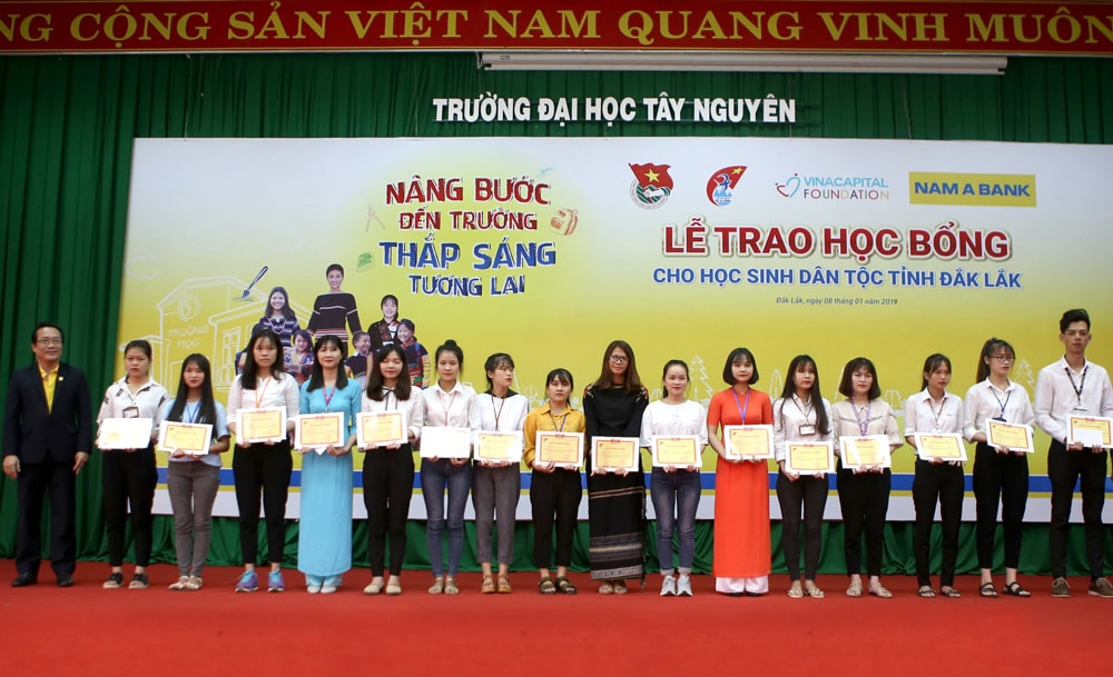 Nam A Bank và Hoa hậu H’Hen Niê trao học bổng tại Đắk Lắk