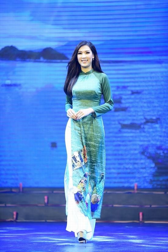 “Cô giáo showbiz nhí” gây thương nhớ với Áo dài Ngọc Hân