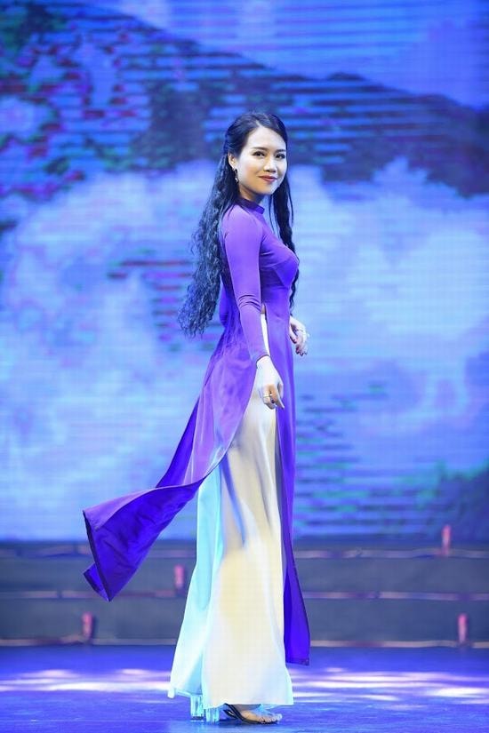 “Cô giáo showbiz nhí” gây thương nhớ với Áo dài Ngọc Hân