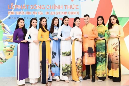 “Cô giáo showbiz nhí” gây thương nhớ với Áo dài Ngọc Hân