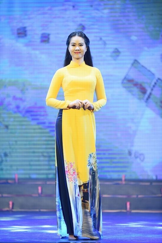 “Cô giáo showbiz nhí” gây thương nhớ với Áo dài Ngọc Hân