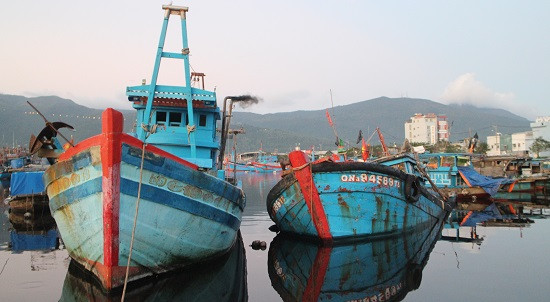 Hàng trăm ngư dân vây bắt 2 tàu cào hải sản trái phép