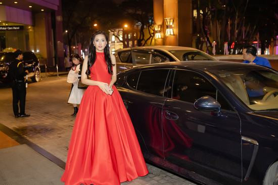 Hoa hậu Mai Phương Thuý mặc váy đỏ rực 'khuấy động' không khí trong tiệc từ thiện