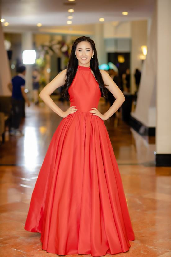 Hoa hậu Mai Phương Thuý mặc váy đỏ rực 'khuấy động' không khí trong tiệc từ thiện