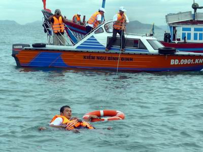 Ngư dân Việt cứu 2 người nước ngoài gặp nạn trên biển