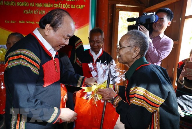 Thủ tướng thăm hỏi, trao quà Tết cho đồng bào buôn Nui ở Đắk Nông