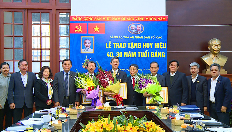 Đảng ủy TANDTC trao tặng Huy hiệu 30, 40 năm tuổi Đảng cho 3 đảng viên
