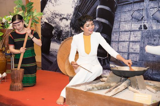 Hoa hậu H’hen Niê hào hứng với ý tưởng khai mạc lễ hội Cà phê Buôn Ma Thuột của “phù thủy sân khấu” Hoàng Nhật Nam