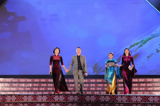 NTK dân tộc Tày gây ấn tượng tại Lễ hội văn hoá thổ cẩm Việt Nam 