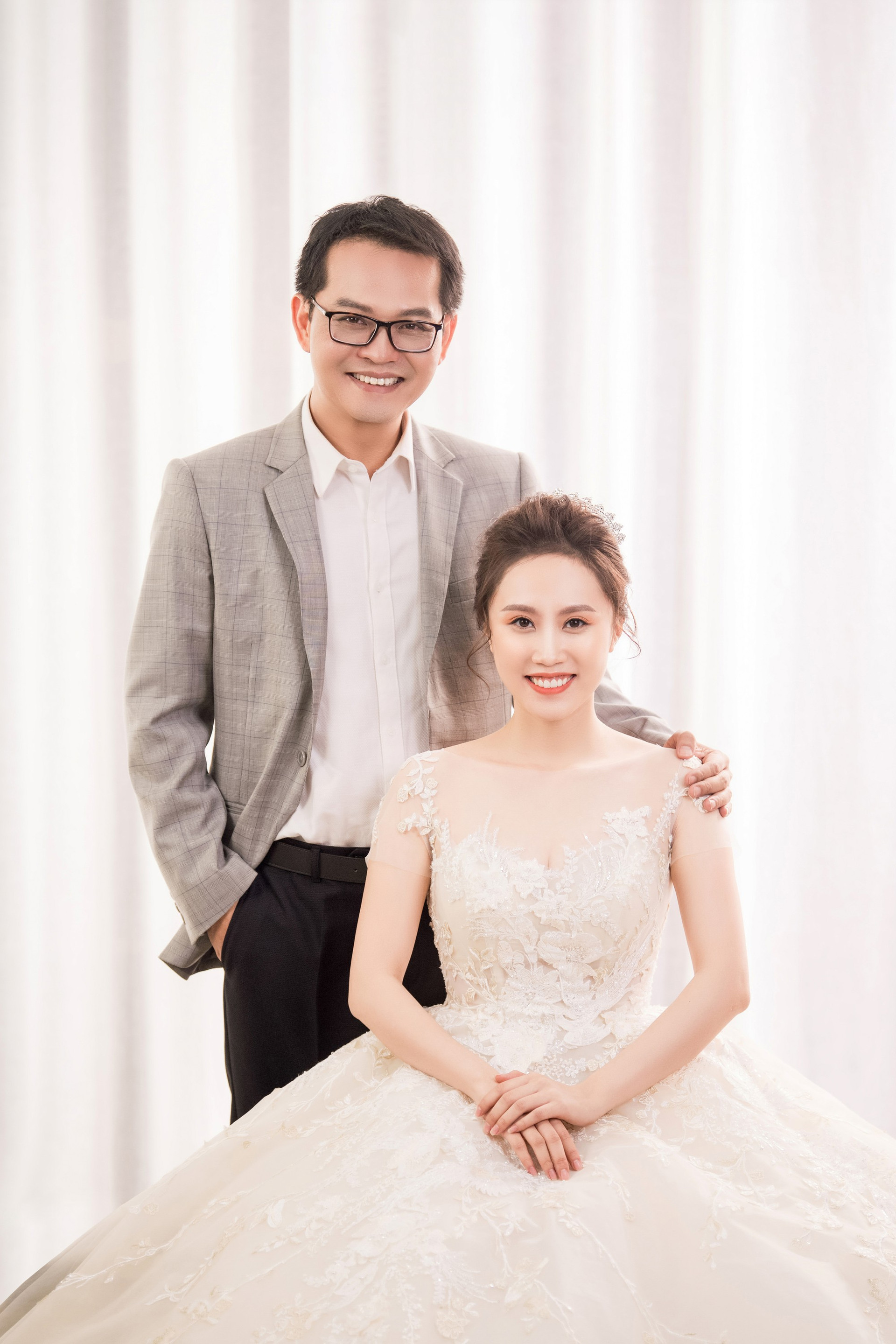 Trọn bộ ảnh cưới lãng mạn của NSND Trung Hiếu và vợ kém 19 tuổi