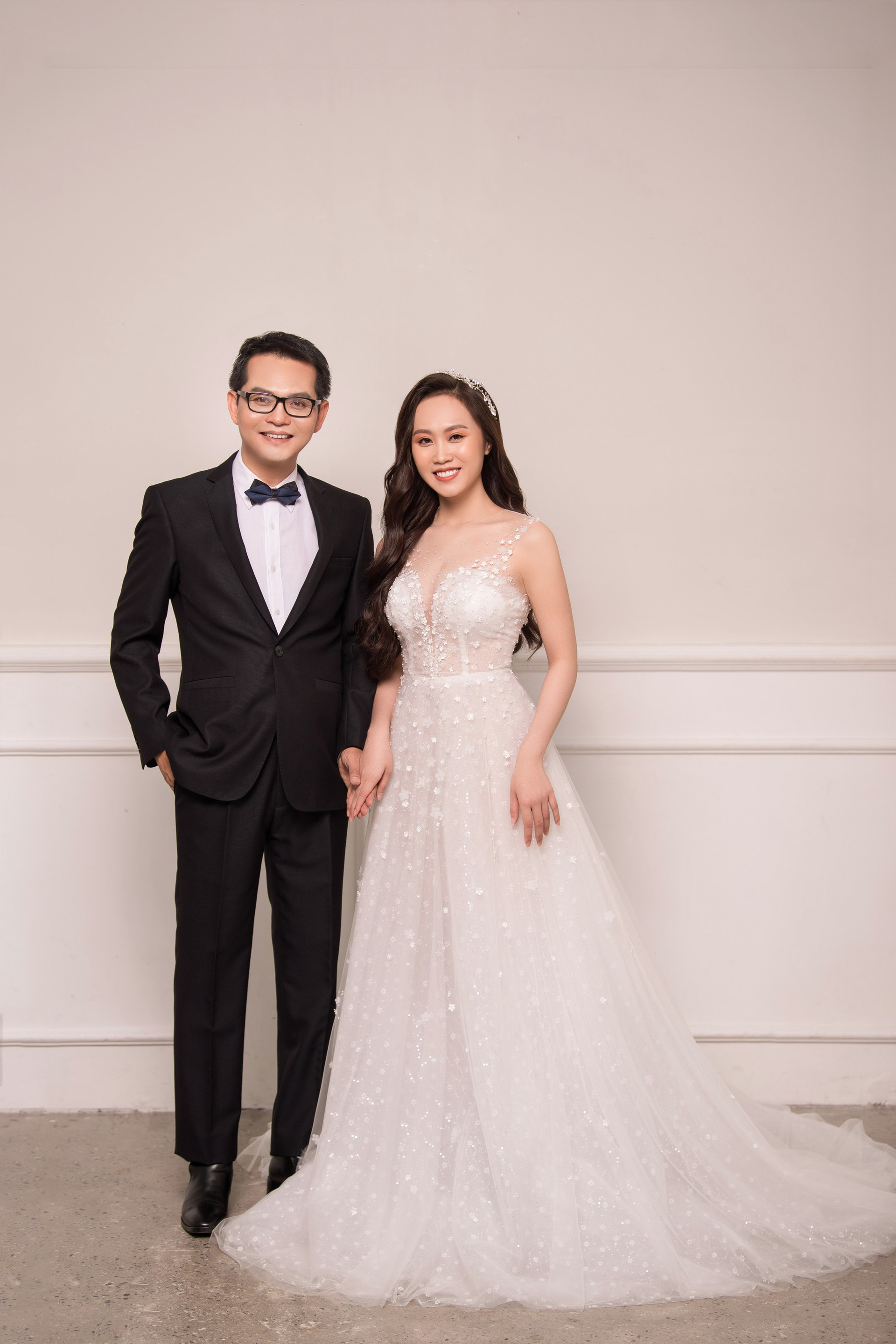 Trọn bộ ảnh cưới lãng mạn của NSND Trung Hiếu và vợ kém 19 tuổi