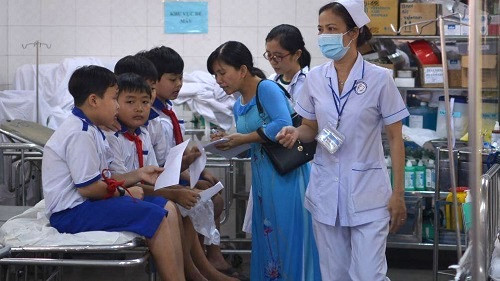50 học sinh nhập viện sau bữa liên hoan