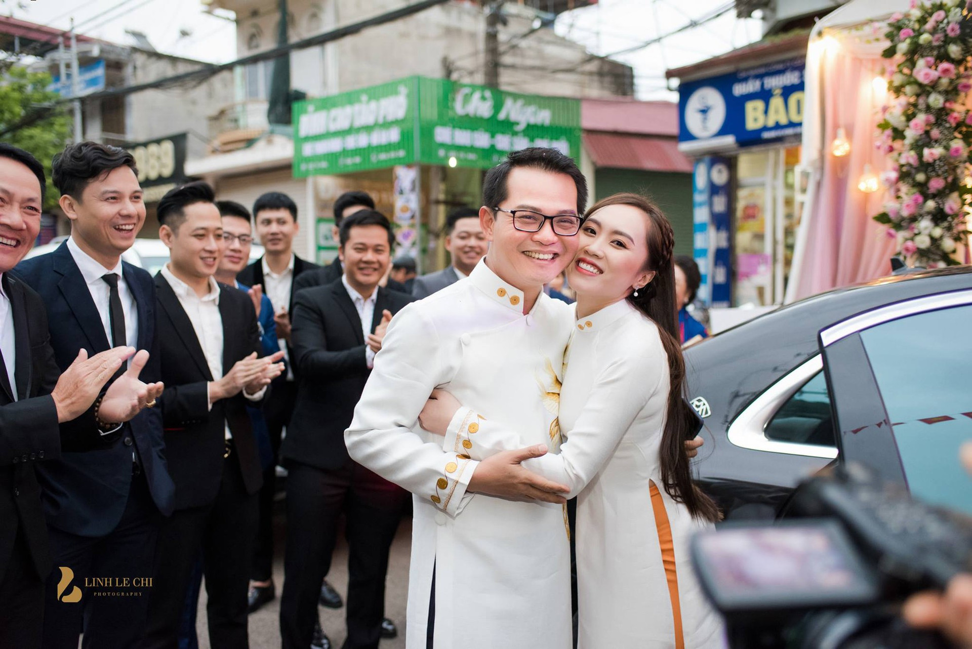 NSND Trung Hiếu hạnh phúc bên vợ kém 19 tuổi trong đám cưới ở Sơn La