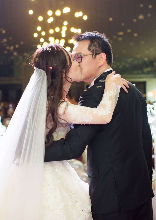 NSND Trung Hiếu hạnh phúc bên vợ kém 19 tuổi trong đám cưới ở Sơn La