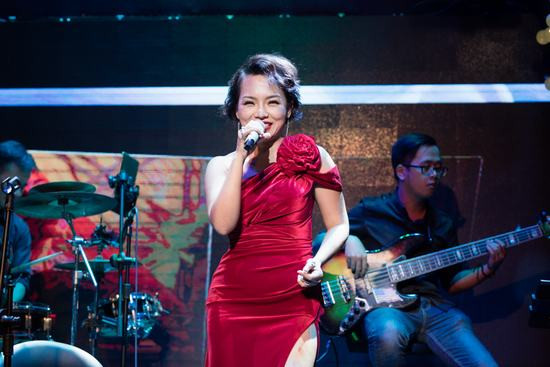 Thái Thùy Linh quyến rũ chinh phục khán giả Sài Gòn trong đêm nhạc riêng