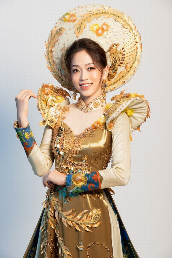 Hoa hậu Tiểu Vy đẹp quyến rũ và sang trọng với áo dài Hoàng tộc