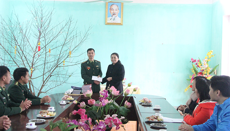 Thẩm phán TANDTC chúc Tết và trao nhà tình thương cho các hộ nghèo tại Hà Giang