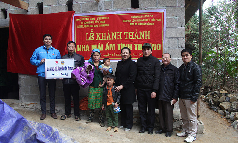 Thẩm phán TANDTC chúc Tết và trao nhà tình thương cho các hộ nghèo tại Hà Giang