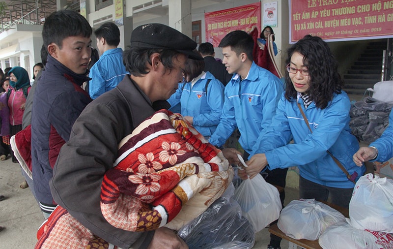 Thẩm phán TANDTC chúc Tết và trao nhà tình thương cho các hộ nghèo tại Hà Giang