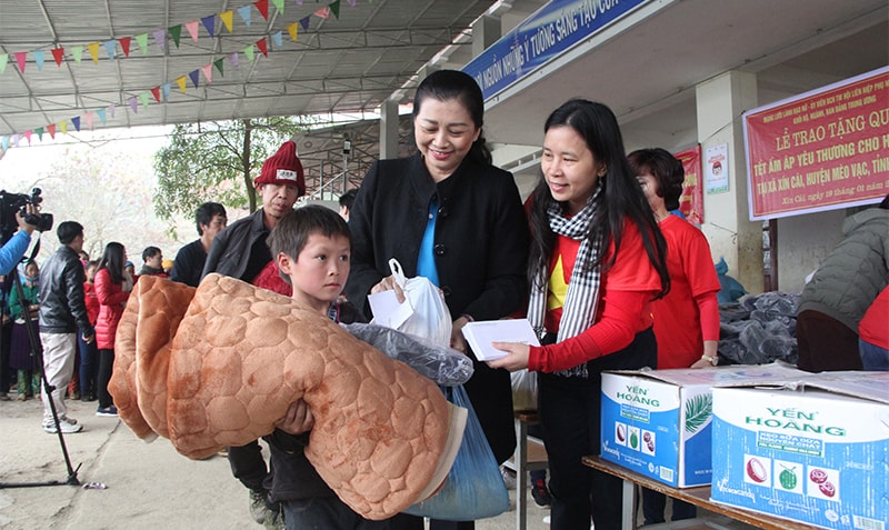 Thẩm phán TANDTC chúc Tết và trao nhà tình thương cho các hộ nghèo tại Hà Giang