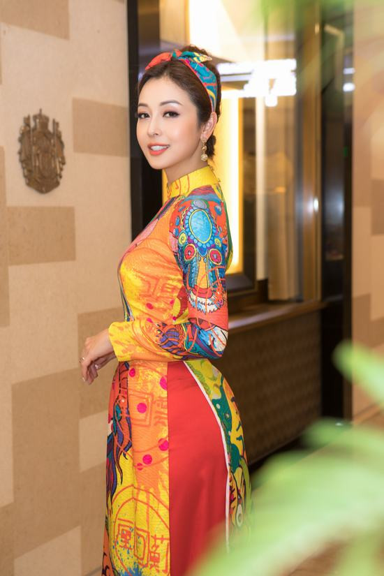 Jennifer Phạm mặc áo dài tết rạng rỡ bên Quyền Linh