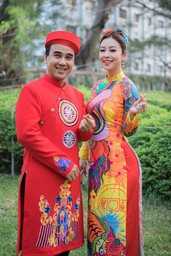 Jennifer Phạm mặc áo dài tết rạng rỡ bên Quyền Linh