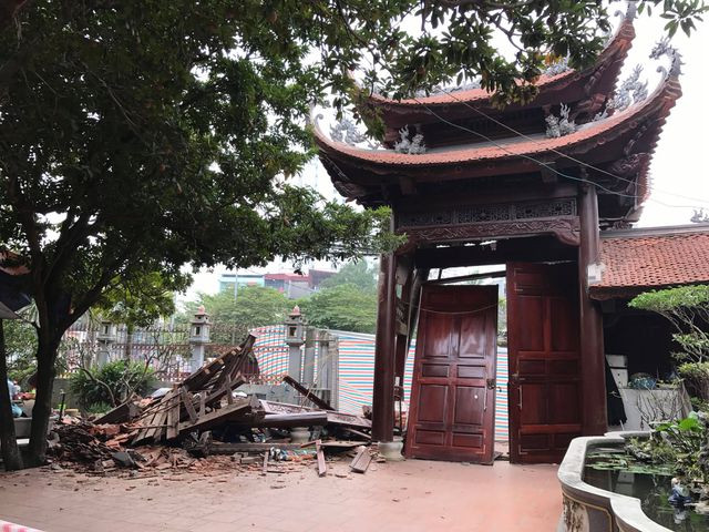 Cổng chùa Ngòi bị xe tông đổ giữa đêm