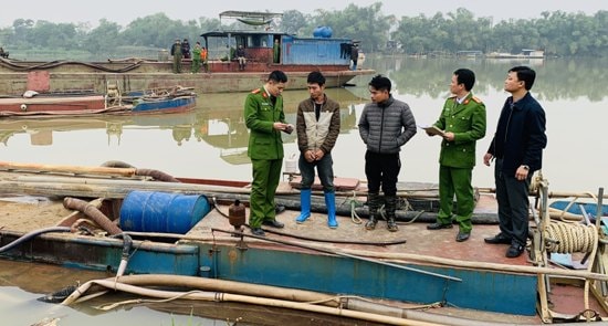 Bắn chỉ thiên, bắt 2 tàu hút cát trái phép bỏ chạy