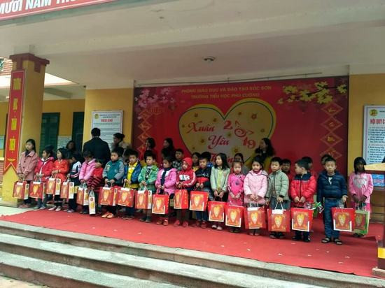 Ấm áp chương trình “Xuân yêu thương” của cán bộ giáo viên và học sinh trường tiểu học Phú Cường – Sóc Sơn