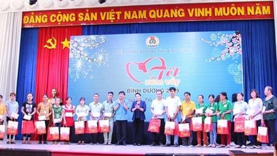 Chủ tịch Quốc hội tham dự Chương trình “Tết sum vầy” 2019 ở Bình Dương