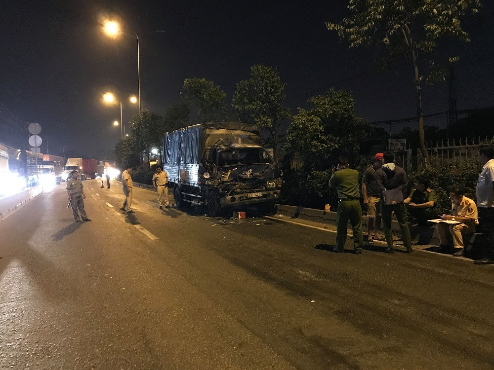 Ôtô tải tông đuôi xe container, 3 người thương vong