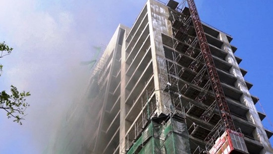 Công trình 18 tầng chưa xây xong đã cháy dữ dội