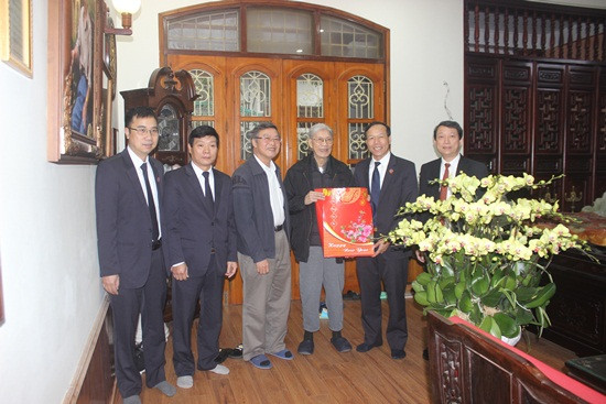 Phó Chánh án TANDTC Nguyễn Trí Tuệ chúc Tết gia đình các đồng chí nguyên lãnh đạo TANDTC