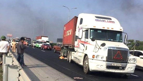 Container tông vào nhóm công nhân trên cao tốc khiến 1 người tử vong 