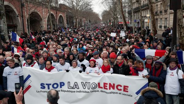 Pháp: Tuần hành “Khăn đỏ” đáp lại biểu tình “Áo vàng” 