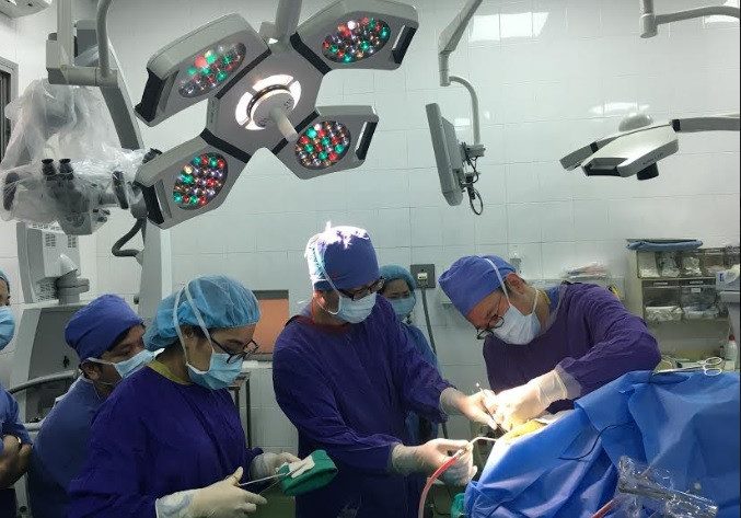 Lần đầu tiên tại Việt Nam: Bệnh nhân vẫn hát trong lúc bác sĩ mổ u não