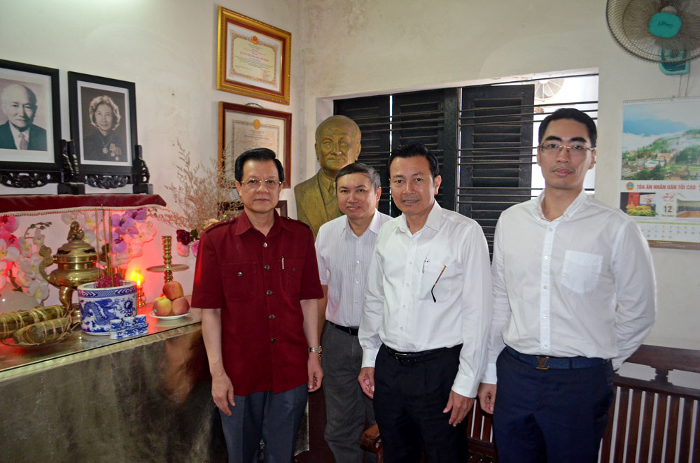 Phó Chánh án TANDTC Lê Hồng Quang chúc Tết gia đình các nguyên lãnh đạo TANDTC, TAQSTW